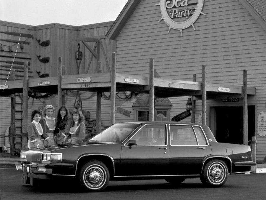  Cadillac Sedan de Ville 1986 года  (фото 2 из 2)